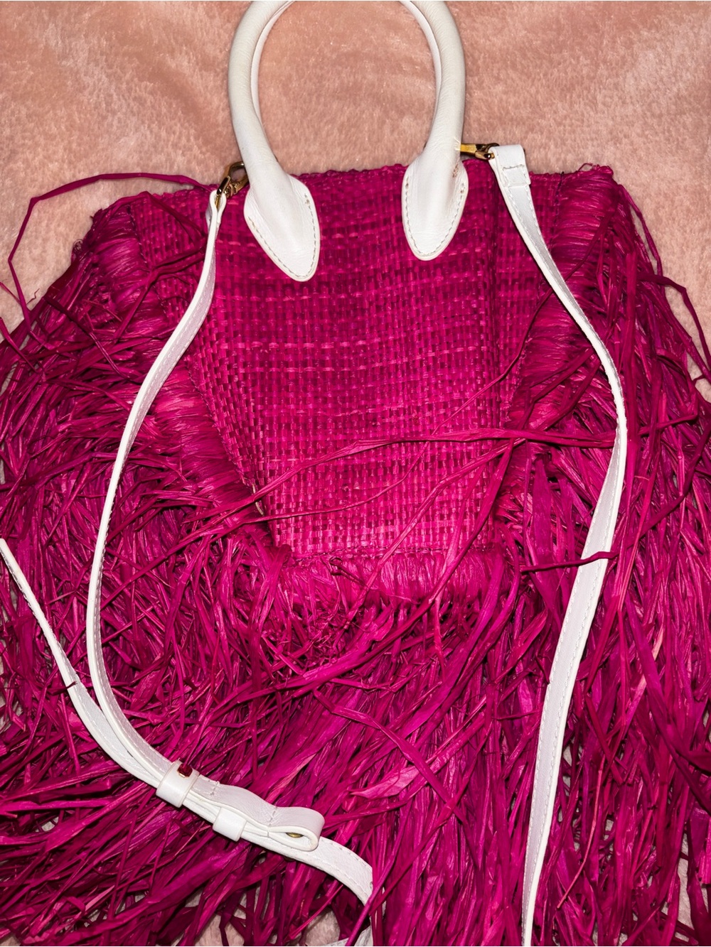 Jacquemus Hot Pink Raffia Fringe Tote with White Handles - Picture 3 of 6
